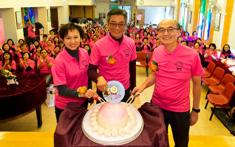 The Director of Housing, Mr Stanley Ying (centre), and the Chairman of the Housing Department Volunteers Corps and Assistant Director of Housing (Legal Service), Mrs Kitty Yan (left), together with former Housing Department Volunteers Corps Chairman and incumbent Deputy Law Officer (Civil Law), Mr Simon Lee (right) cut a peach-shaped cake while officiating at the ceremony to celebrate the 20th anniversary of the Volunteers Corps today (December 9).