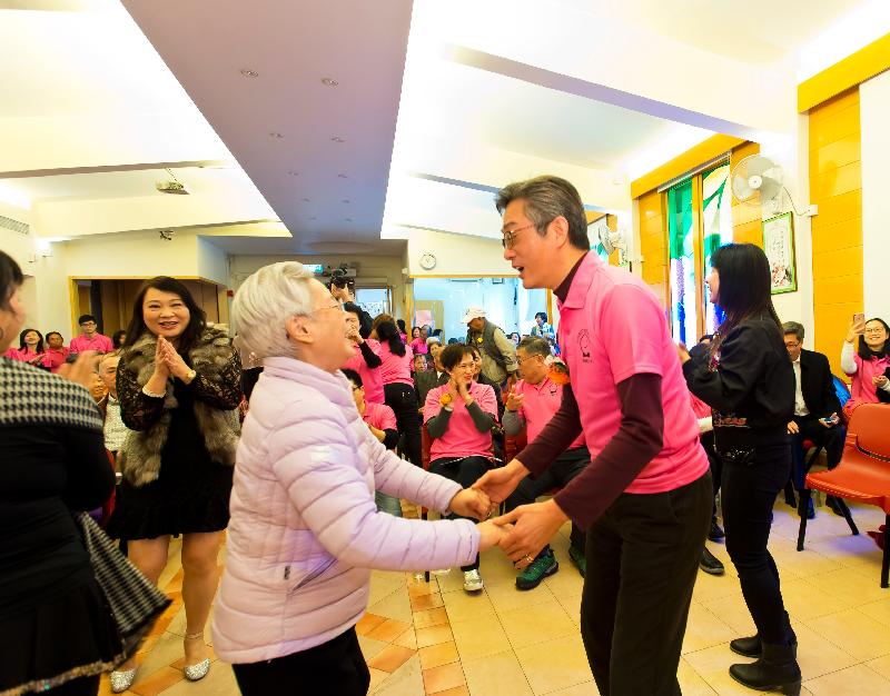 The Housing Department Volunteers Corps held a gathering for elderly tenants after the 20th anniversary celebration of the Volunteers Corps today (December 9). Photo shows the Director of Housing, Mr Stanley Ying (right) dancing happily with the elderly.  