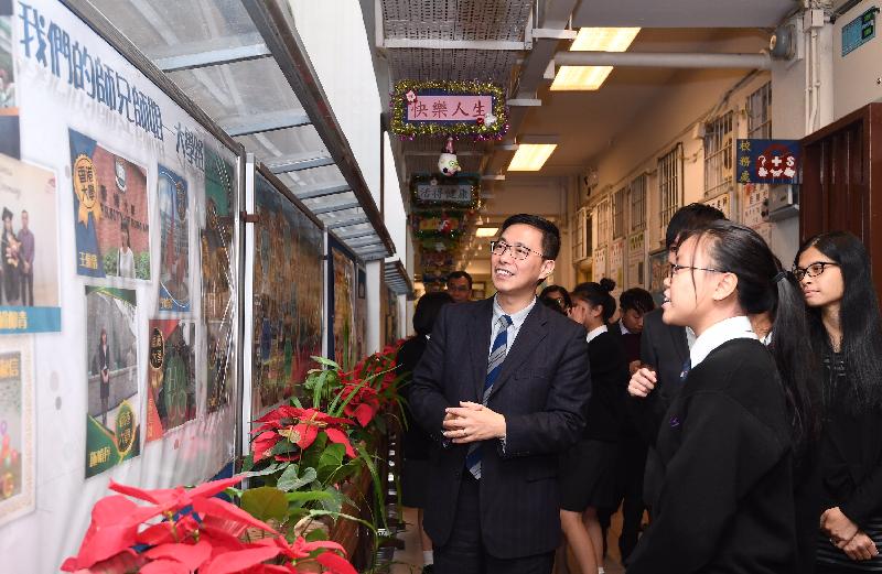 Led by students of Sheng Kung Hui St Benedict's School, the Secretary for Education, Mr Kevin Yeung (left), tours the campus and listens to their sharing about their school life and aspirations during his visit to Wong Tai Sin District today (December 9).