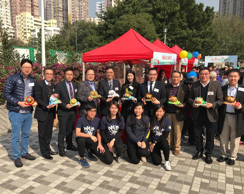 During his visit to Wong Tai Sin District today (December 9), the Secretary for Education, Mr Kevin Yeung (back row, fifth left), visits a game booth at the Fire Prevention cum Heart Saving Carnival 2017. The objective of the event was to promote a safe, healthy, harmonious, and caring culture in the community and to raise the awareness of fire prevention and heart saving.