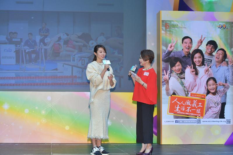 「義工運動」大使歐鎧淳（左）今日（十二月九日）在「2017香港義工嘉許典禮」上分享她參與義務工作的經驗。