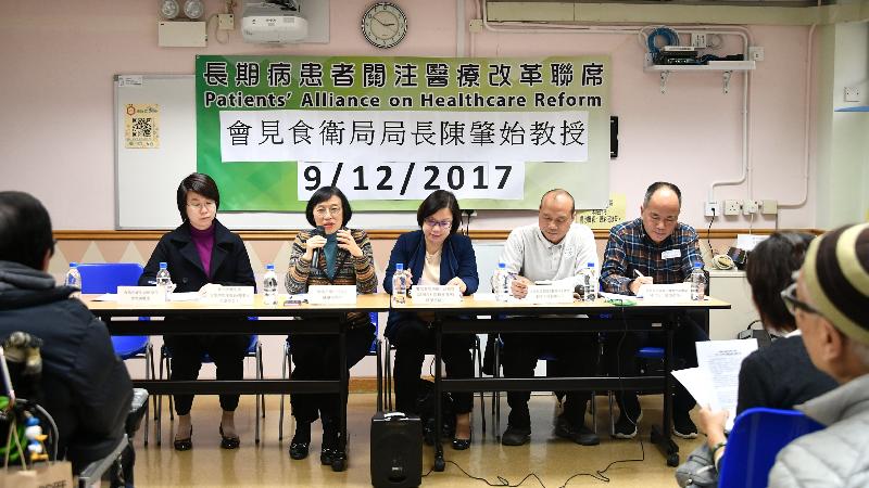 食物及卫生局局长陈肇始教授（左二）今日（十二月九日）与病人组织会晤，听取他们对多个医疗议题的意见和关注。