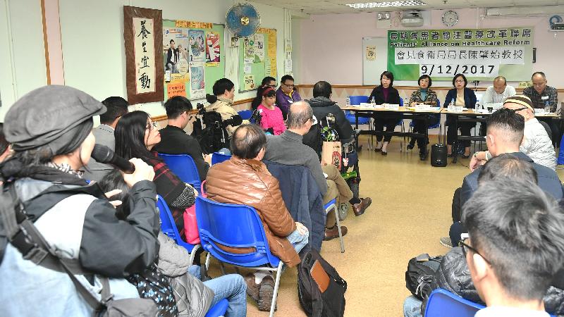 食物及衞生局局長陳肇始教授（左二）今日（十二月九日）與病人組織會晤，聽取他們對多個醫療議題的意見和關注。