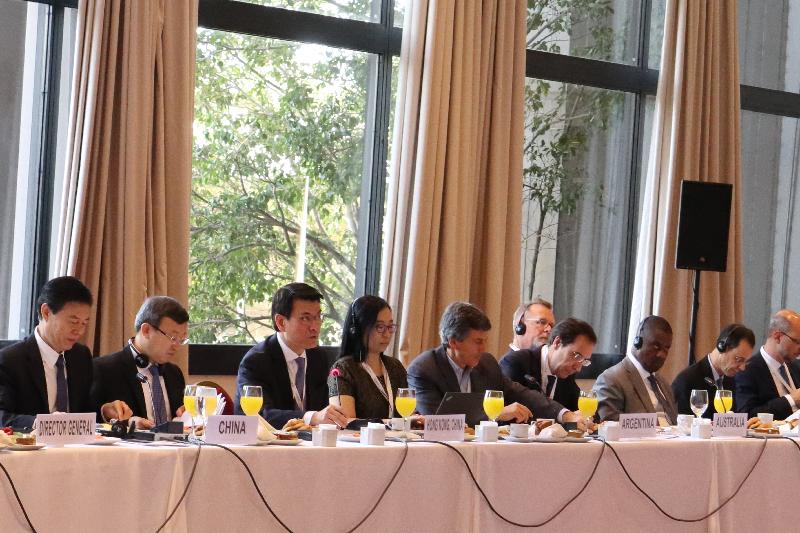 商务及经济发展局局长邱腾华（左三）今日（布宜诺斯艾利斯时间十二月十日）在阿根廷布宜诺斯艾利斯主持关于便利投资发展的部长级早餐会议。
