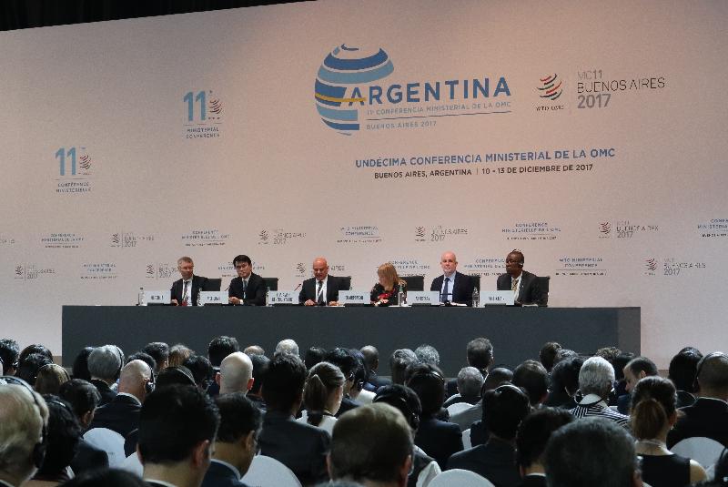 商務及經濟發展局局長邱騰華（左二）今日（布宜諾斯艾利斯時間十二月十日）在阿根廷布宜諾斯艾利斯出席世界貿易組織第十一次部長級會議的開幕環節。他出任是次部長級會議的其中一位副主席。