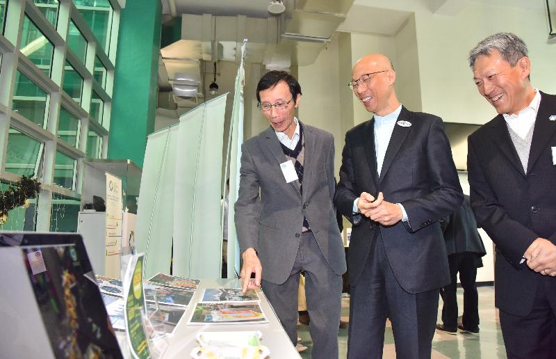 The Secretary for the Environment, Mr Wong Kam-sing (centre), tours a mini-expo on waste reduction and recycling devices when attending "A Stepping Stone to Green Event: Release of Guidance Booklet and Experience Sharing Seminar" today (December 11).

