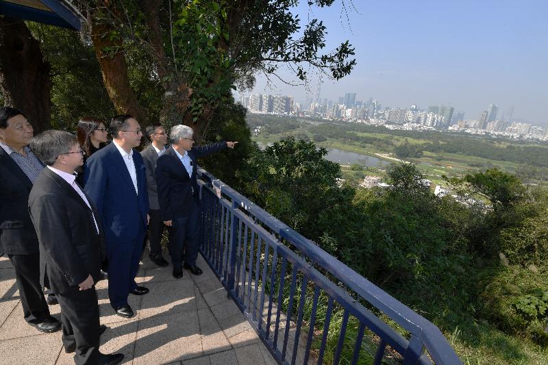 The Secretary for Innovation and Technology, Mr Nicholas W Yang (front row, centre), views the Lok Ma Chau Loop area which will be developed into the Hong Kong-Shenzhen Innovation and Technology Park during his visit to North District today (December 11). Next to Mr Yang is the Under Secretary for Innovation and Technology, Dr David Chung (front row, first left).