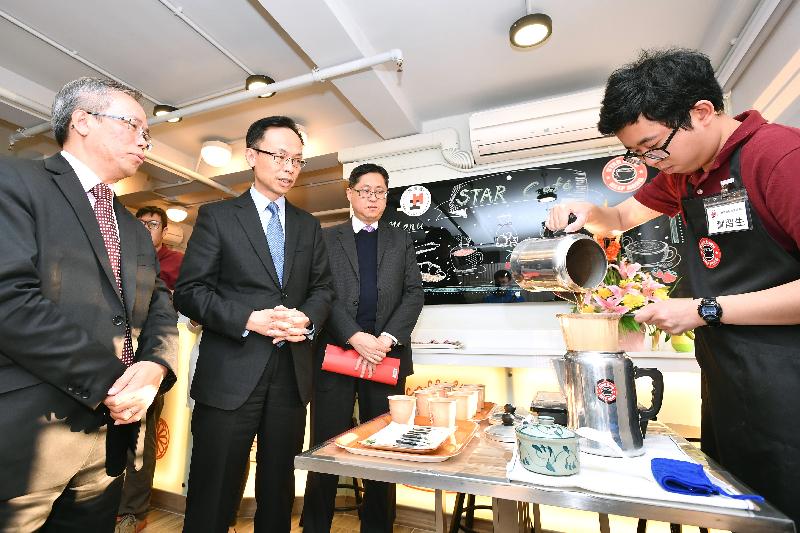 The Secretary for Constitutional and Mainland Affairs, Mr Patrick Nip (second left), visits the STAR Café in Heep Hong Society Jockey Club STAR Resource Centre today (December 11) to get a better grasp of the vocational training for people with autism.