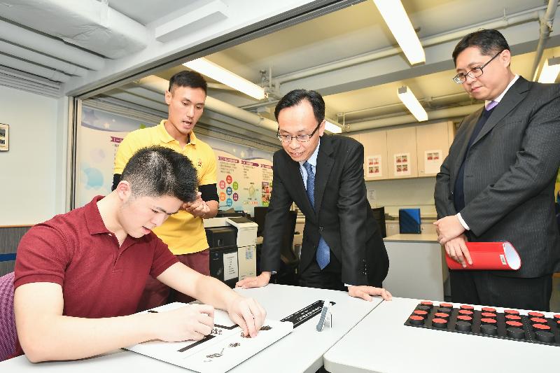 The Secretary for Constitutional and Mainland Affairs, Mr Patrick Nip, toured Heep Hong Society Jockey Club STAR Resource Centre today (December 11). Picture shows Mr Nip (second right) being briefed on the vocational training services for people with developmental problems.