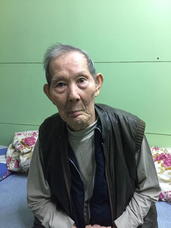 Lam Hak-kan, aged 81, is about 1.65 metres tall and of medium build. He has a long face with yellow complexion and short straight grey and white hair. He was last seen wearing a black vest, dark brown vest, blue and black tracksuit and blue and white sports shoes.