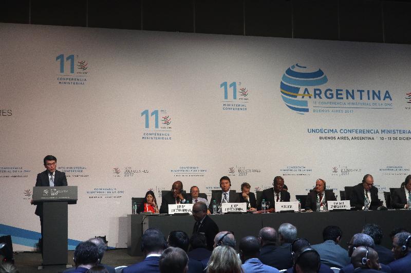 商务及经济发展局局长邱腾华（左）今日（布宜诺斯艾利斯时间十二月十一日）以中国香港代表身分，在阿根廷布宜诺斯艾利斯举行的世界贸易组织第十一次部长级会议的全体大会上发言。