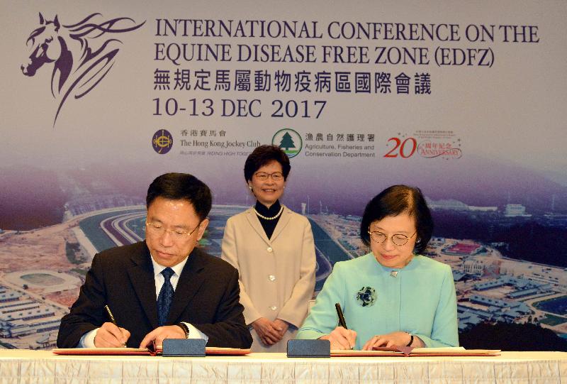 The Agriculture, Fisheries and Conservation Department and the Hong Kong Jockey Club (HKJC) jointly held the International Conference on the Equine Disease Free Zone (EDFZ) today (December 12) at the HKJC Sha Tin Clubhouse. Officiating at the opening ceremony, the Chief Executive, Mrs Carrie Lam (centre), witnessed the signing of four Co-operation Agreements between Mainland authorities and Hong Kong to facilitate the operation of the Conghua EDFZ. Photo shows the Secretary for Food and Health, Professor Sophia Chan (right), and the Vice Minister of the General Administration of Quality Supervision, Inspection and Quarantine, Mr Li Yuanping (left), signing an agreement.