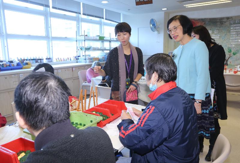 The Secretary for Food and Health, Professor Sophia Chan (first right), visited Tuen Mun District today (December 12). She visited the Providence Garden for Rehab, an integrated rehabilitation service unit under Hong Kong Sheng Kung Hui Welfare Council Limited, to learn about its services. 