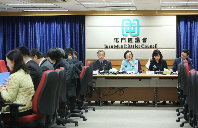 The Secretary for Food and Health, Professor Sophia Chan (third right), today (December 12) meets with the Chairman of Tuen Mun District Council (TMDC), Mr Leung Kin-man (fourth right) and TMDC members to exchange views on district affairs.