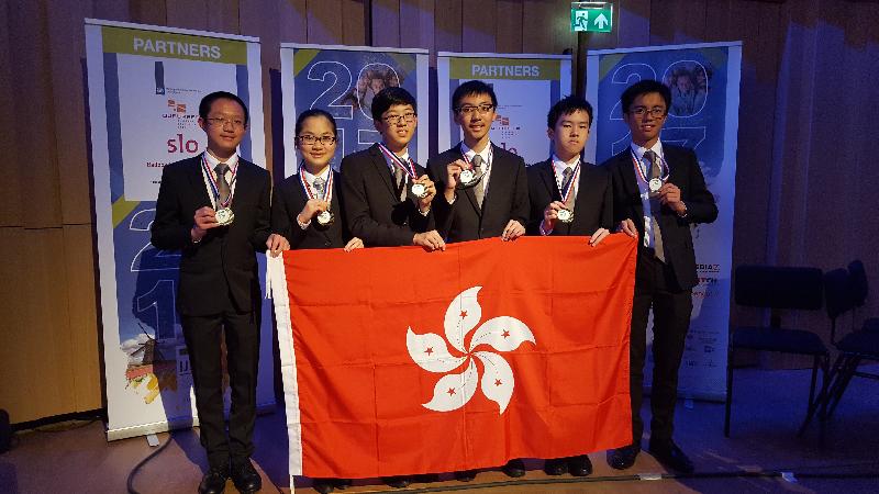 A team of six Hong Kong students achieved excellent results at the International Junior Science Olympiad 2017. Pictured (from left) are Hong Kong team members Chow King-ngai, Ng Sze-mai, Rodman Poon Pok-man, Yip Yan-ming, Chau Chun-wang and Kelvin Lo Chun-hei proudly displaying their medals and the flag of the Hong Kong Special Administrative Region after the announcement of their outstanding performance today (December 12).