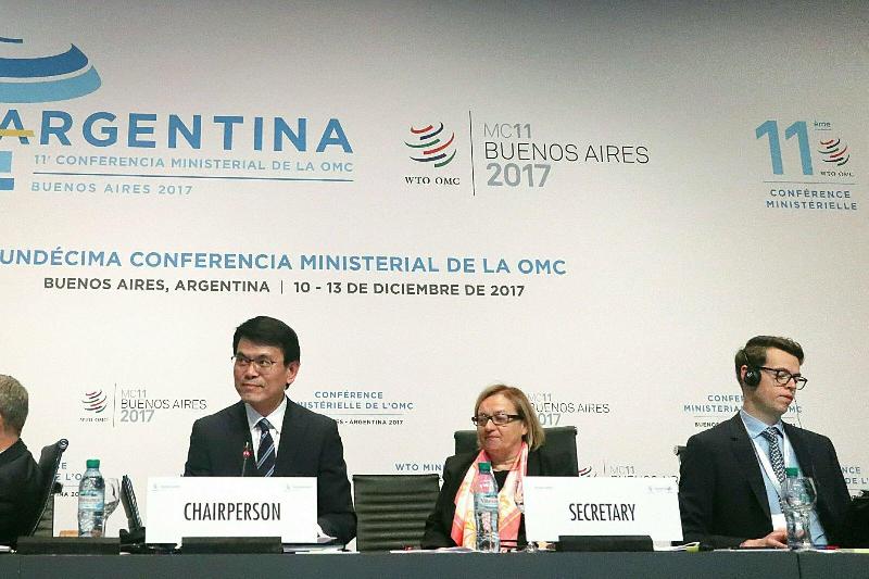 商务及经济发展局局长邱腾华（左）今日（布宜诺斯艾利斯时间十二月十二日）在阿根廷布宜诺斯艾利斯举行的世界贸易组织第十一次部长级会议上，以部长级会议副主席的身分，主持全体大会。