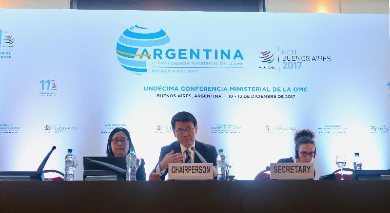 商務及經濟發展局局長邱騰華（中）今日（布宜諾斯艾利斯時間十二月十二日）在阿根廷布宜諾斯艾利斯世界貿易組織第十一次部長級會議的全體大會後，主持有關中小微企的會議。