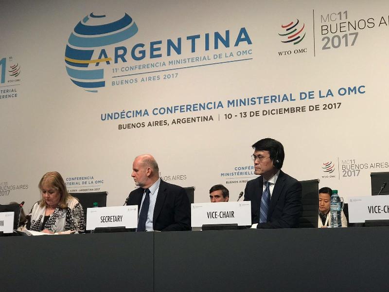 商务及经济发展局局长邱腾华（右）今日（布宜诺斯艾利斯时间十二月十三日）在阿根廷布宜诺斯艾利斯出席世界贸易组织第十一次部长级会议的闭幕环节。
