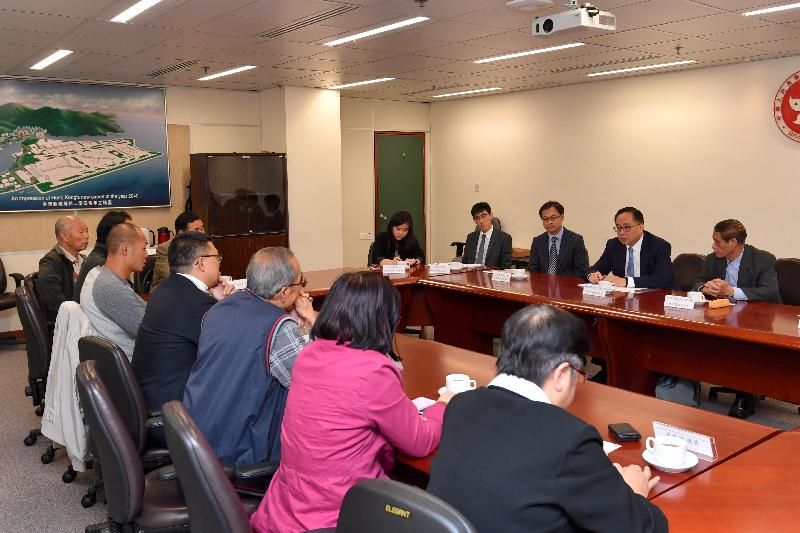 The Secretary for Innovation and Technology, Mr Nicholas W Yang (second right), meets with members of the Islands District Council (IDC) today (December 14) to discuss issues of mutual concern. Next to Mr Yang are the Chairman of the IDC, Mr Chow Yuk-tong (first right), and the District Officer (Islands), Mr Anthony Li (third right).