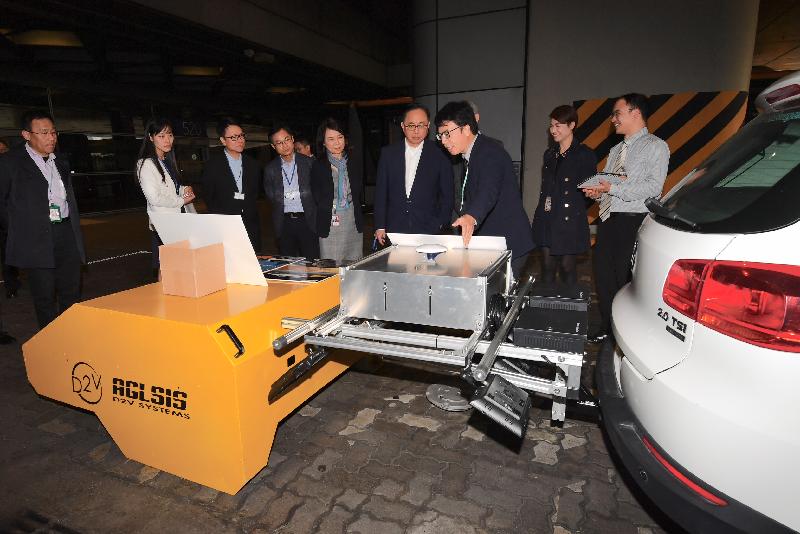 The Secretary for Innovation and Technology, Mr Nicholas W Yang (fourth right), takes a look at the “high-speed imaging” technology developed by a technology company at Hong Kong Science Park during his visit to Hong Kong International Airport today (December 14). Used for inspection of the airfield ground lighting, the technology helps enhance efficiency and precision of maintenance.