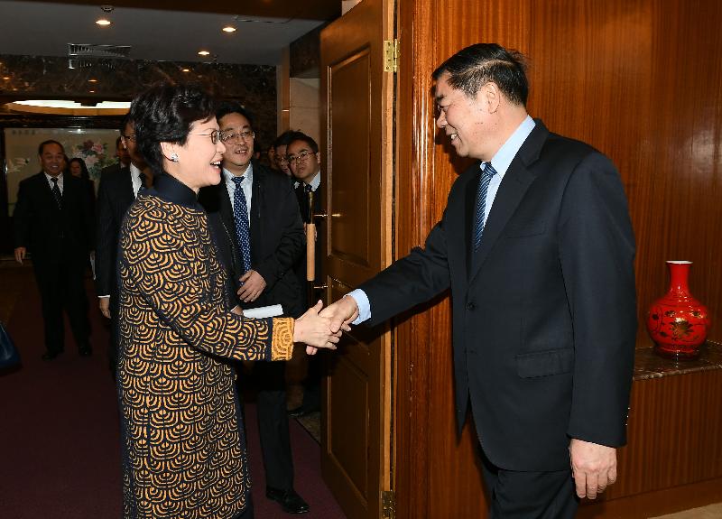 行政长官林郑月娥（左）今日（十二月十四日）上午在北京与国家发展和改革委员会主任何立峰（右）会面。图示二人于会面前握手。