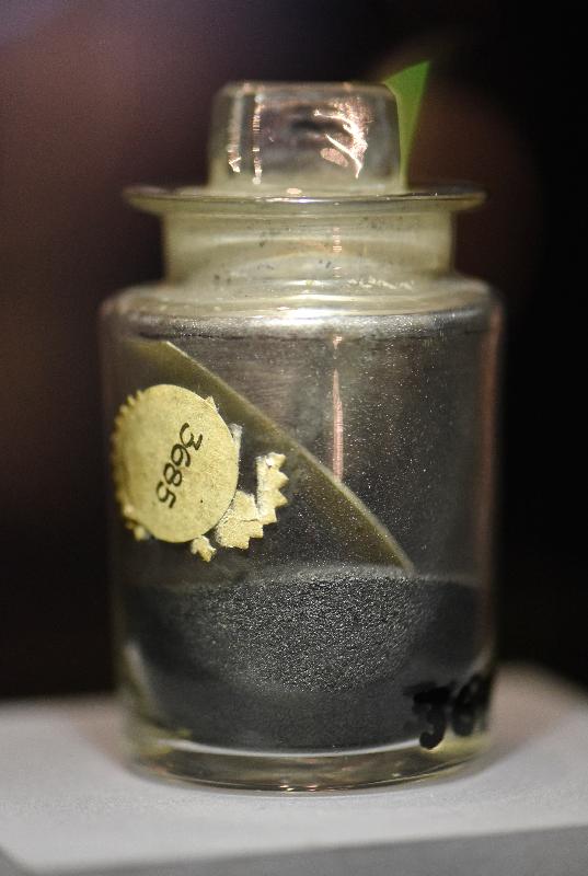 An exhibition entitled "Wonder Materials: Graphene and Beyond" will be held at the Hong Kong Science Museum from tomorrow (December 15). Photo shows a sample of finely divided graphite from the 19th century. 
