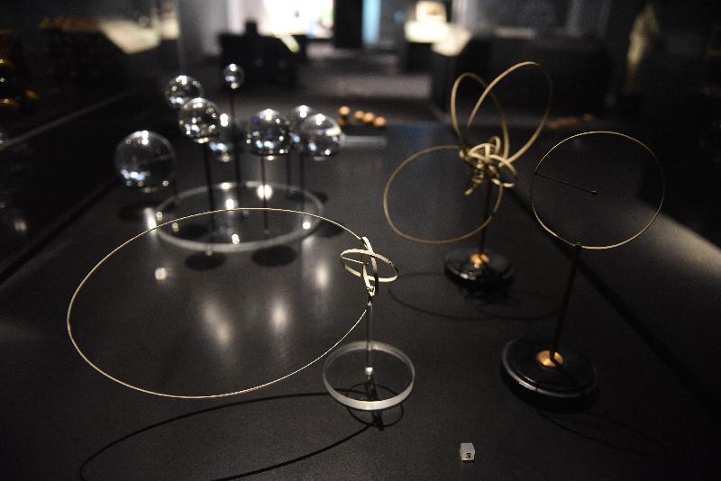 An exhibition entitled "Wonder Materials: Graphene and Beyond" will be held at the Hong Kong Science Museum from tomorrow (December 15). Photo shows vintage plastic atomic models.