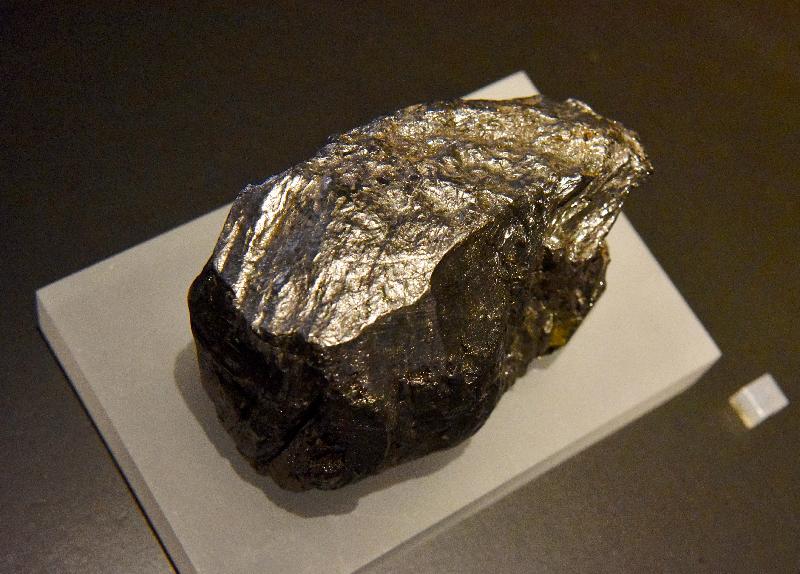 An exhibition entitled "Wonder Materials: Graphene and Beyond" will be held at the Hong Kong Science Museum from tomorrow (December 15). Photo shows graphite from Sri Lanka.