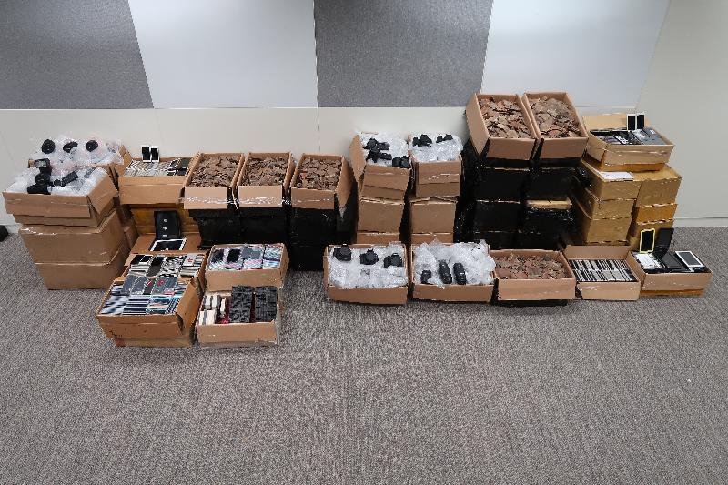 Hong Kong Customs seized a batch of suspected smuggled goods including 816 cameras and accessories, 3 373 used smartphones, 469 used tablet computers, 11 520 integrated circuits, 203 electronic parts and 313 kilograms of suspected pangolin scales with an estimated market value of about $10 million in Tai Po on December 12.