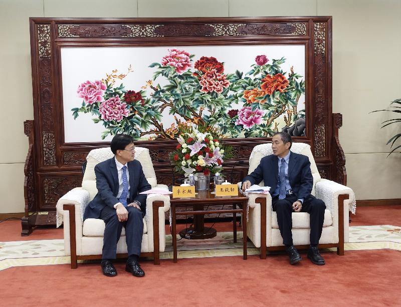 保安局局長李家超十二月十三至十五日訪問北京。李家超（左）今日（十二月十四日）拜訪國家原子能機構，並與國家核事故應急辦公室主任王毅韌（右）會面。