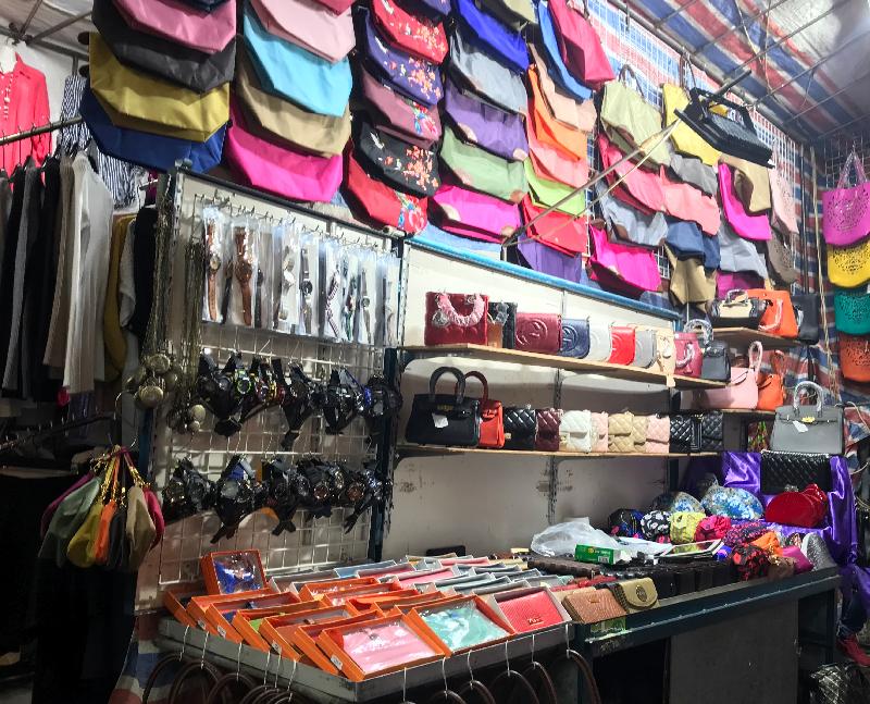香港海关昨日（十二月十三日）采取特别行动，瓦解一个位于旺角的怀疑冒牌货集团，检获约三千件怀疑冒牌物品，估计市值约四百万元。图示其中一个售卖怀疑冒牌物品的小贩摊档。