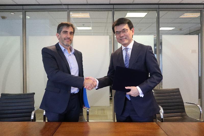 The Secretary for Commerce and Economic Development, Mr Edward Yau (right), signs a Memorandum of Understanding on Co-operation in Wine-related Businesses between Hong Kong and Argentina with the Chief Executive Officer of the Argentina Investment and Trade Promotion Agency, Mr Juan Pablo Tripodi, in Bueno Aires, Argentina today (December 14, Bueno Aires time).