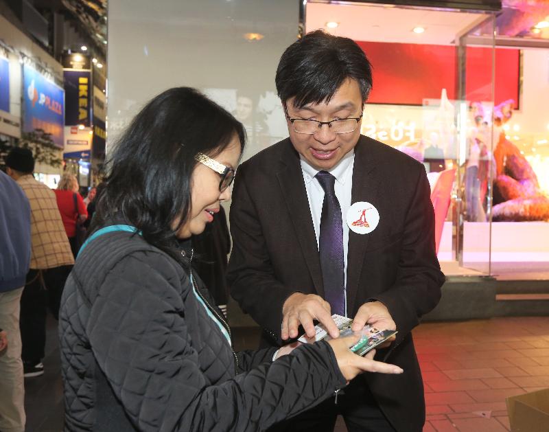 The Chairman of the Action Committee Against Narcotics, Dr Ben Cheung (right), distributes leaflets and souvenirs at an anti-drug publicity event at Paterson Street Pedestrian Precinct in Causeway Bay today (December 15).