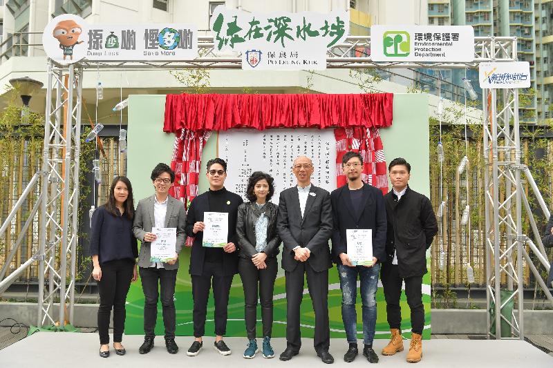 环境局局长黄锦星（右三）今日（十二月十五日）在「绿在深水埗」开幕礼上，与「绿在区区有点子‧流动回收点设计比赛」的得奖设计者合照。
