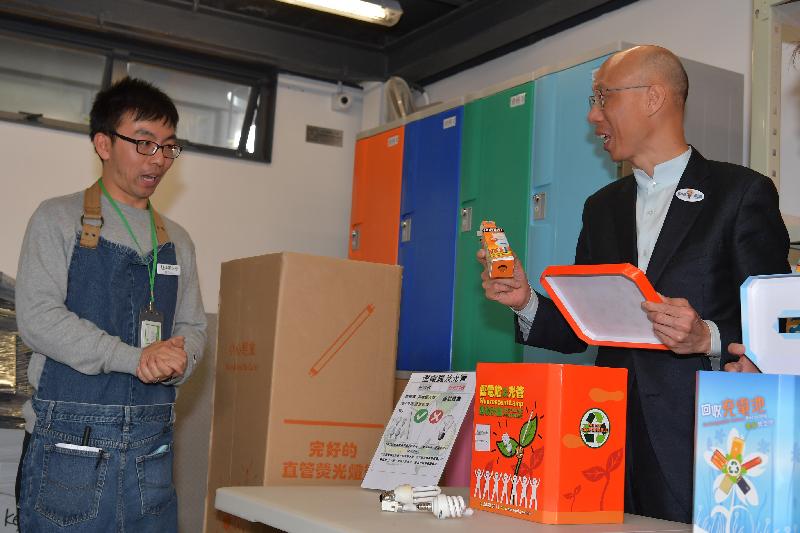 環境局局長黃錦星（右）今日（十二月十五日）在「綠在深水埗」開幕禮後，參觀該設施收集的回收物。