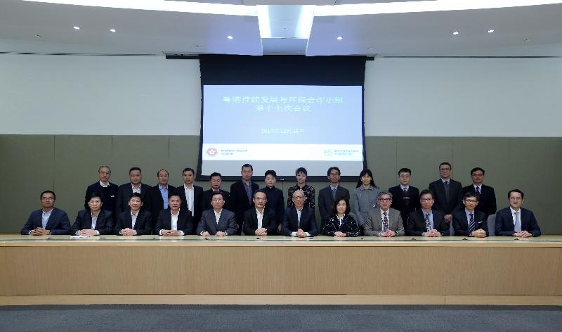 The 17th meeting of the Hong Kong-Guangdong Joint Working Group on Sustainable Development and Environmental Protection was held in Hong Kong today (December 15). Representatives from the Hong Kong side and the Guangdong delegation are pictured after the meeting.
