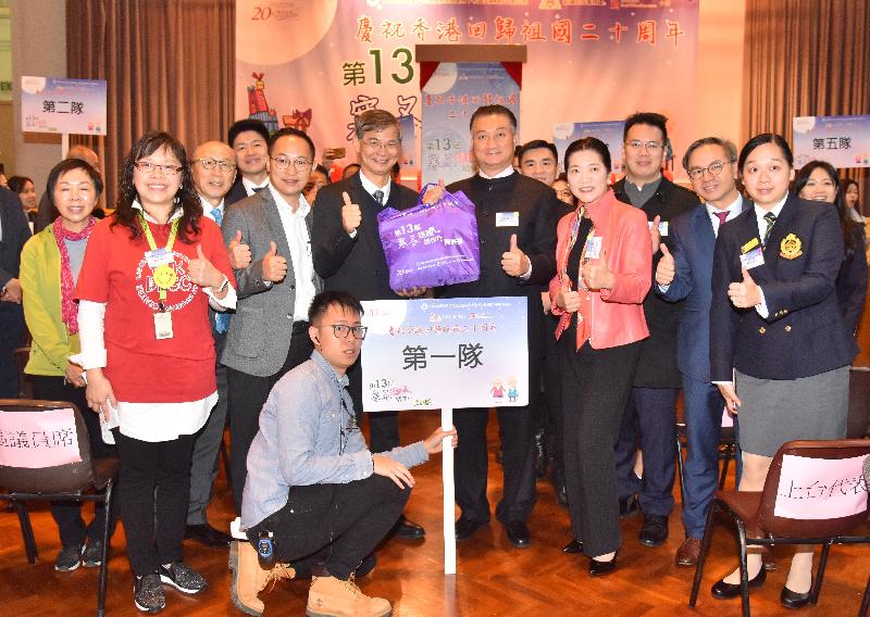 The Secretary for Labour and Welfare, Dr Law Chi-kwong, visited Kwun Tong District today (December 15) to attend the launch ceremony of Operation Warm Winter - Home Visit to the Elderly at Lam Tin (East) Community Hall and pay home visits. Photo shows Dr Law with other officiating guests of the launch ceremony before paying home visits.