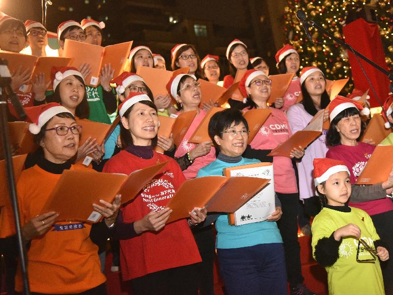 社會福利署署長葉文娟（前排左二）今日（十二月十五日）與社會福利署歌詠團一同參與聖誕頌歌節2017，宣揚關愛弱勢兒童及青少年的信息。