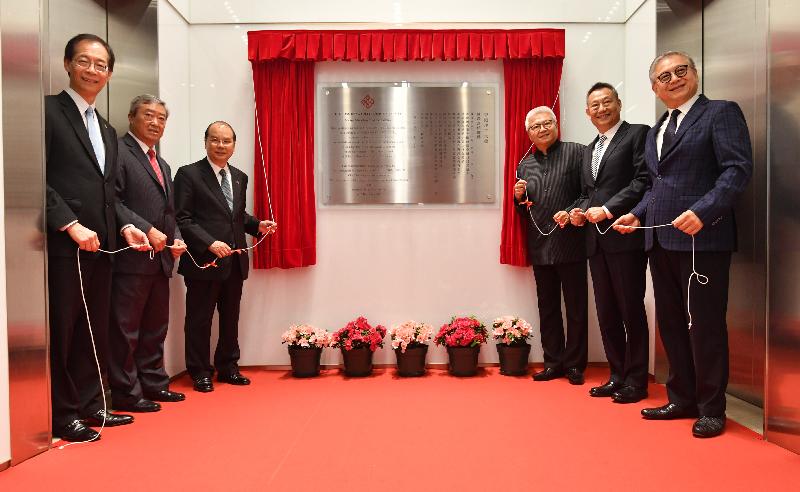 The Chief Secretary for Administration, Mr Matthew Cheung Kin-chung, attended the naming ceremony of the Mr and Mrs Chan Chak Fu Building of the Hong Kong Polytechnic University (PolyU) today (December 15). Picture shows (from left) the President of PolyU, Professor Timothy Tong; the Chairman of the Council of PolyU, Mr Chan Tze-ching; Mr Cheung; and Directors of Victoria Park Hotels Limited Mr Lawrence Chan, Mr Charles Chan and Mr Joseph Chan at the plaque unveiling ceremony. 


