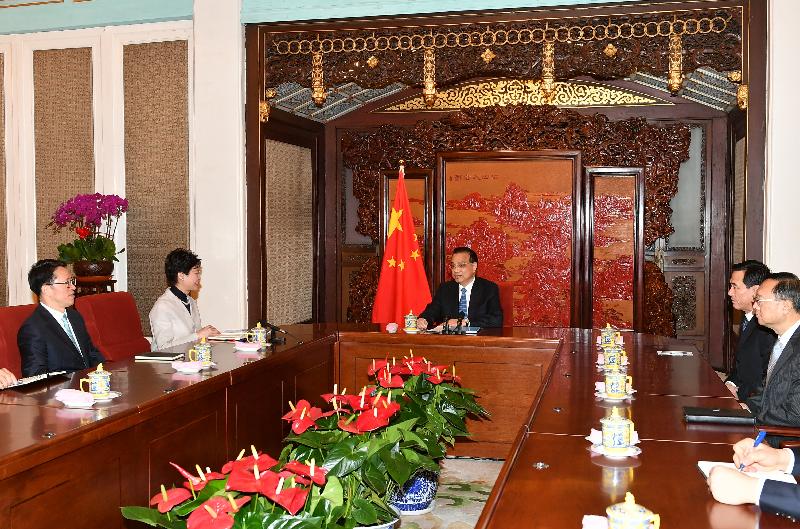 行政長官林鄭月娥（左二）今日（十二月十五日）上午在北京向國務院總理李克強（中）述職，匯報香港的最新情況。