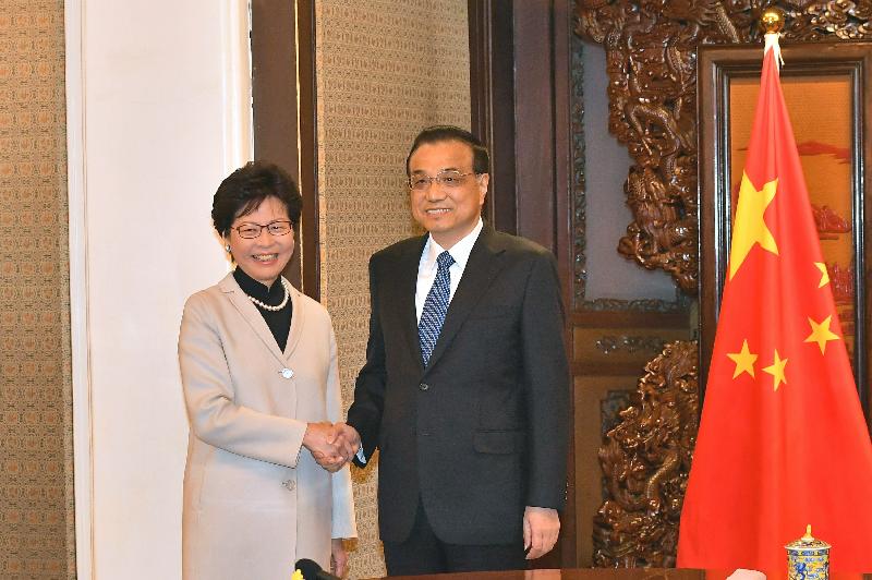 行政長官林鄭月娥（左）今日（十二月十五日）上午在北京向國務院總理李克強（右）述職，匯報香港的最新情況。圖示二人在會面前握手。
