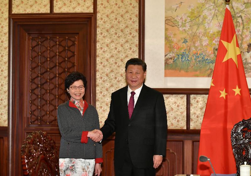 行政長官林鄭月娥（左）今日（十二月十五日）下午在北京向國家主席習近平（右）述職，匯報香港經濟、社會和政治方面的最新情況。圖示二人在會面前握手。