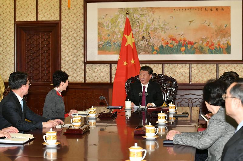 行政长官林郑月娥（左二）今日（十二月十五日）下午在北京向国家主席习近平（左三）述职，汇报香港经济、社会和政治方面的最新情况。