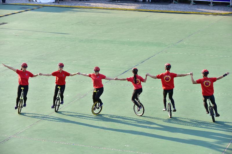 民眾安全服務隊（民安隊）少年團今日（十二月十六日）在民安隊總部舉行第107屆新團員結業會操。圖示民安隊少年團單車表演隊表演花式單車。