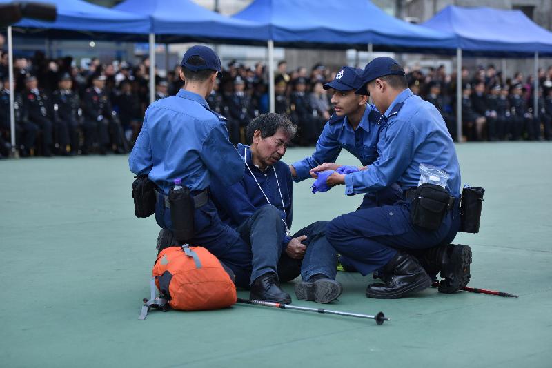 民眾安全服務隊（民安隊）今日（十二月十七日）在民安隊總部舉行第78屆新隊員結業會操。圖示學員示範拯救被困傷者。
