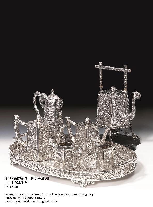 「白银时代－－中国外销银器之来历与贸易」展览十二月十九日（星期二）至明年二月二十五日在香港海事博物馆举行。图示其中重点展品－－二十世纪上半期宏兴银锤鍱茶具一套七件连托盘（沐文堂藏）。