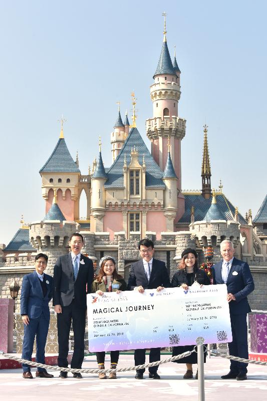 The Secretary for Commerce and Economic Development, Mr Edward Yau (third right), presents the prize to the champion team at the award ceremony for the Disney ImagiNations Hong Kong Design Competition 2017 today (December 18).