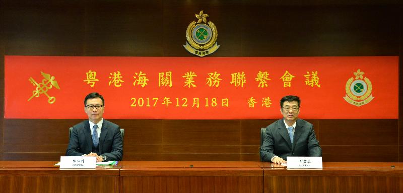 The Commissioner of Customs and Excise, Mr Hermes Tang (left), and the Director General of the Guangdong Sub-Administration of the General Administration of Customs of the People's Republic of China, Mr Li Shuyu, officiate at the Review Meeting between Hong Kong and Guangdong Customs held in Hong Kong today (December 18).