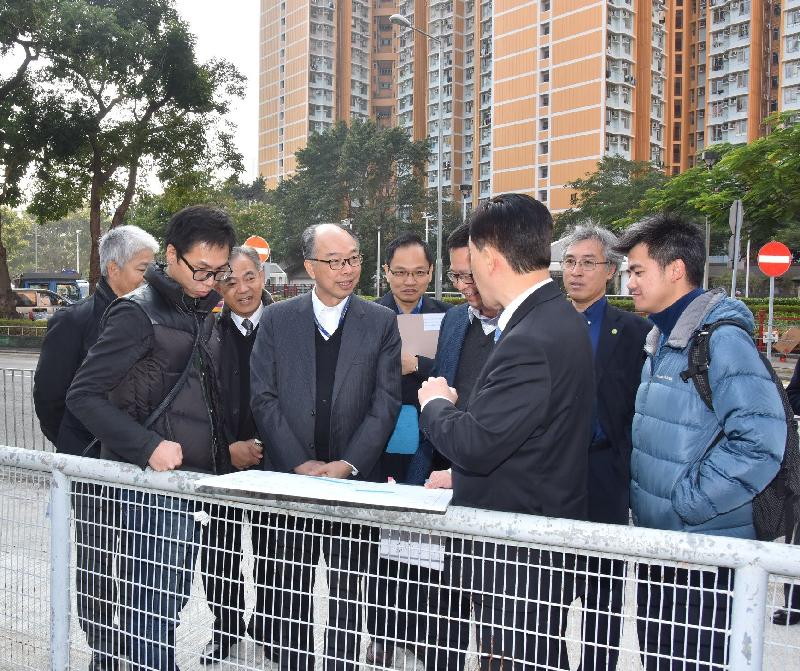 The Secretary for Transport and Housing, Mr Frank Chan Fan (fourth left), visited Kwai Tsing District this afternoon (December 18). Accompanied by the Chairman of Kwai Tsing District Council, Mr Law King-shing (sixth left), and the District Officer (Kwai Tsing), Mr Alan Lo (fifth left), Mr Chan is pictured being briefed on-site by a representative of the Highways Department on the lift and pedestrian walkway system which is to be built between Tai Wo Hau Road and Wo Tong Tsui Street in Kwai Chung.