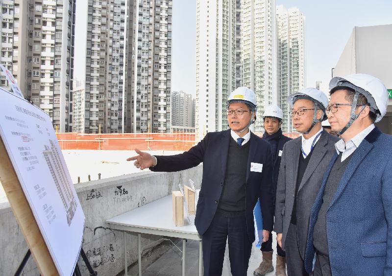 The Secretary for Transport and Housing, Mr Frank Chan Fan (second right), visited Kwai Tsing District this afternoon (December 18). Accompanied by the Chairman of Kwai Tsing District Council, Mr Law King-shing (first right), Mr Chan inspected a public housing project at the ex-Kwai Chung Police Married Quarters at Kwai Yi Road. He is pictured receiving a briefing on the progress of the project from the Assistant Director (Project) 2 of the Housing Department, Mr Lam King-kong (left).